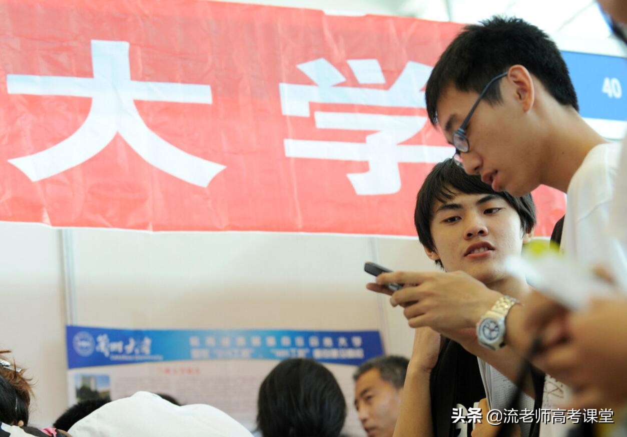 孩子高考成绩超一本线，报考二本院校，就亏了吗？听听老师怎么说