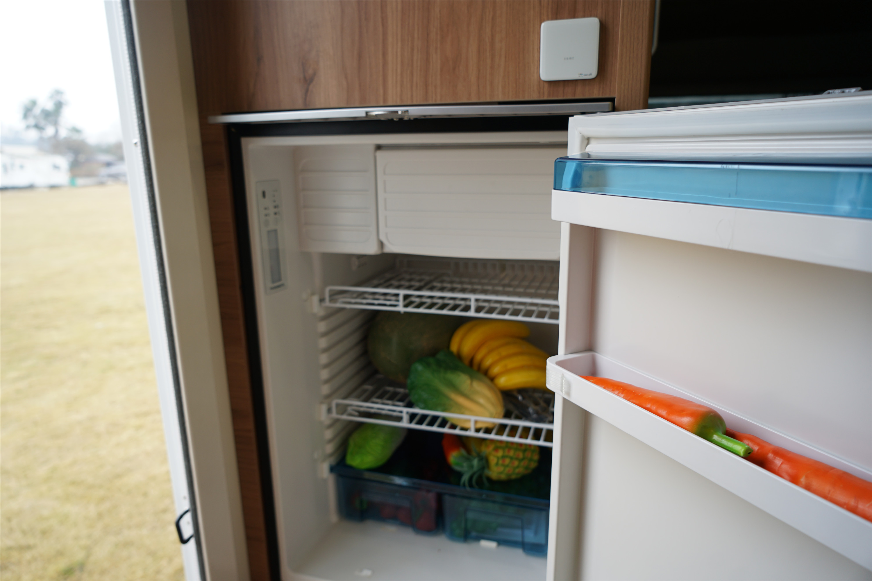 车载冰箱位于后方乘客门左侧,选用多美达135升的房车专用冰箱,冷冻