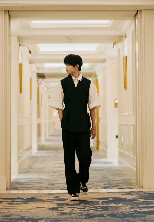 敖子逸浪漫氛围感写真，黑白色系演绎极简风，蜂腰长腿身材卓绝