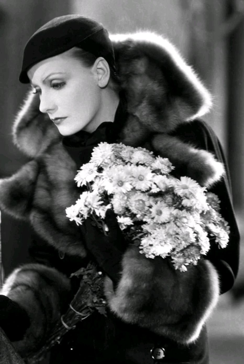 例如导演约瑟夫·冯·斯腾伯格发现女演员玛琳·黛德丽,打光不注意很