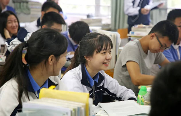 普通家庭供一名大学生，4年要花多少钱？算出来有些“吓人”