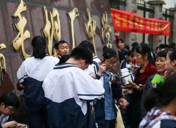 高考工厂遭遇滑铁卢，1万考生里只有1人考上清华，毛坦厂咋了？