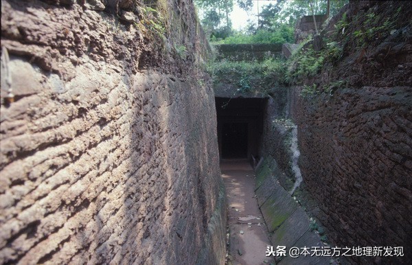 巫溪悬棺(老人洞-崖墓-崖居-佛龛-悬棺12：四川乐山崖墓，就在神秘的大佛旁)