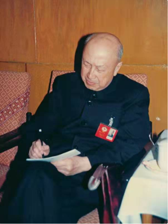 1984年钱学森力辞科协主席，会上当场发火：我不同意你们的推荐