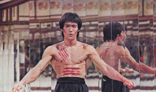 一秒9脚的李小龙vs一拳2000磅的泰森,肌肉差距有多大?