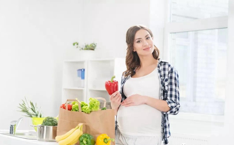 怀孕生子不只妈妈在付出，胎宝也很努力，看完分娩过程你也会感动