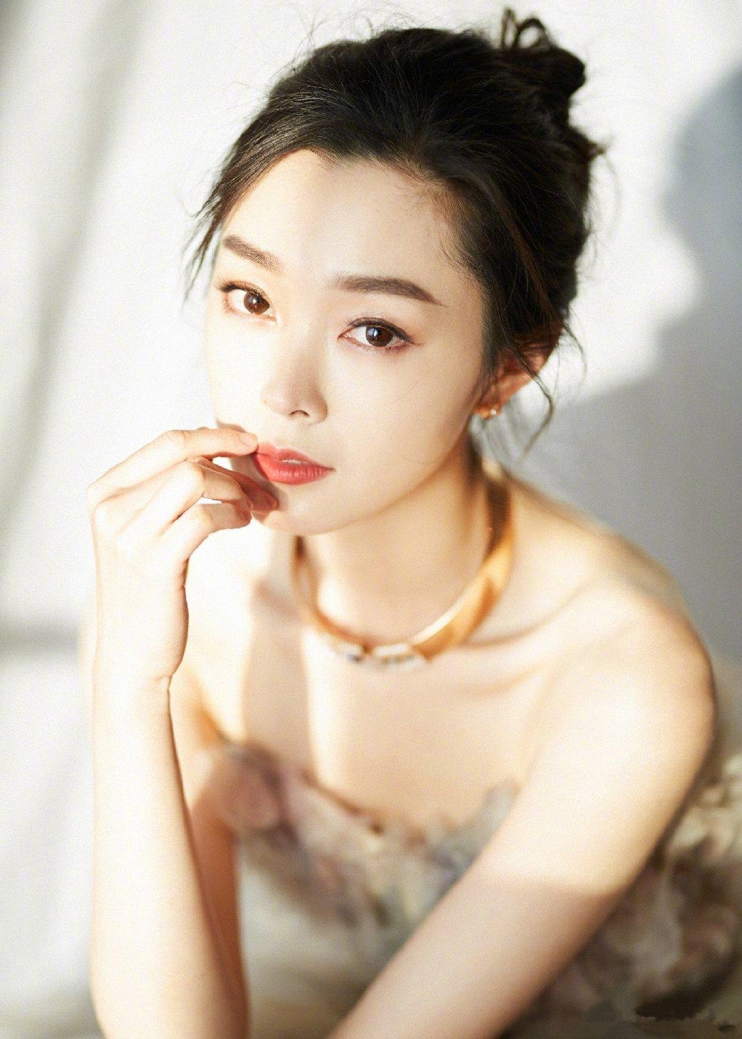 宋轶蓝色油画裙出席珠宝宴,小秀事业线大秀婀娜身姿,气质真撩人