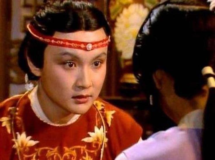 比如贾琏王熙凤午间行房,曹雪芹仅用一个"戏"字说明一切;贾宝玉和袭人