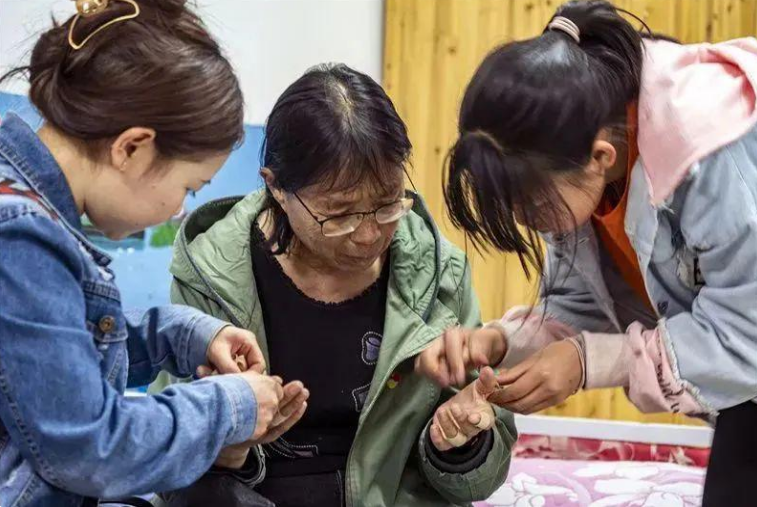 张桂梅荣获"七一勋章"，曾在昆明街头为女校募捐，被人当成骗子