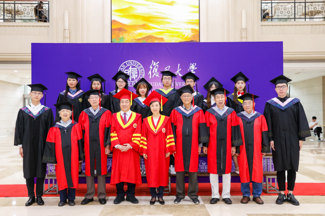 毕业季，复旦大学书记校长喊毕业生合影啦！