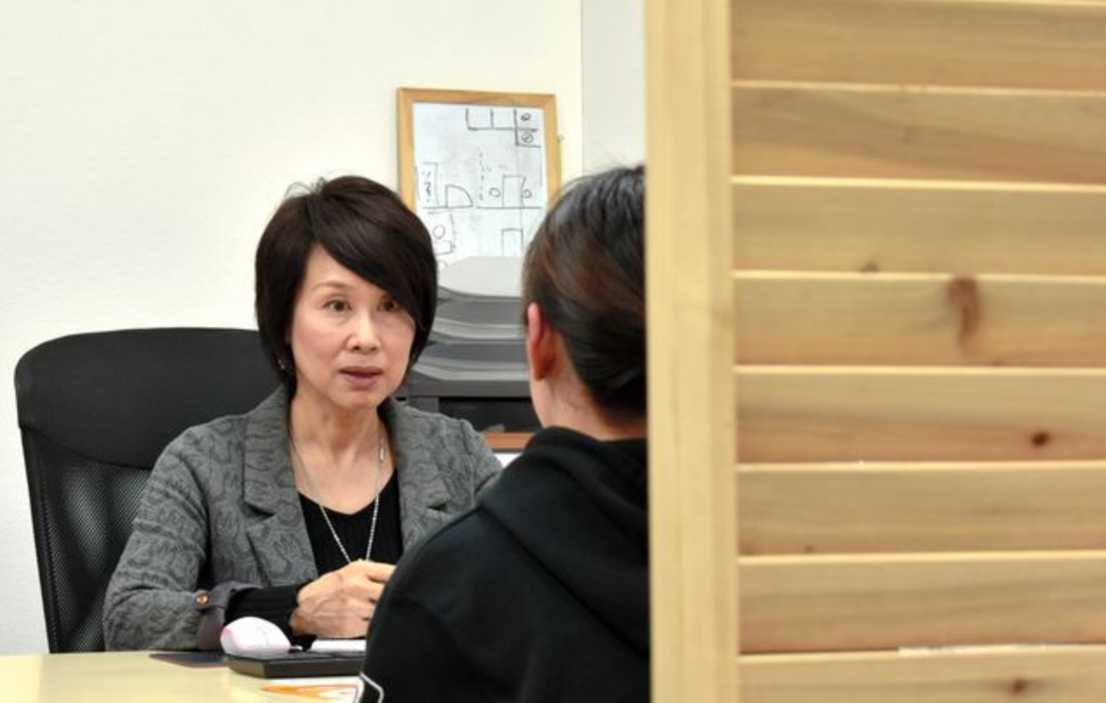 美国版鲍某明：骗婚单亲妈妈，做养父施虐，报案无门……