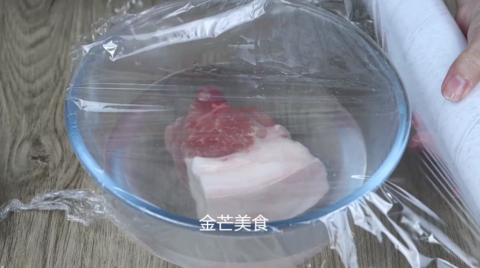 冷冻肉别直接用水泡了，教你一个小方法，快速解冻又新鲜，真实用