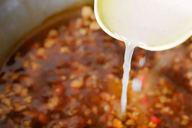 炒菜勾芡时，放淀粉还是放面粉？营养师告诉你，两种食物的区别