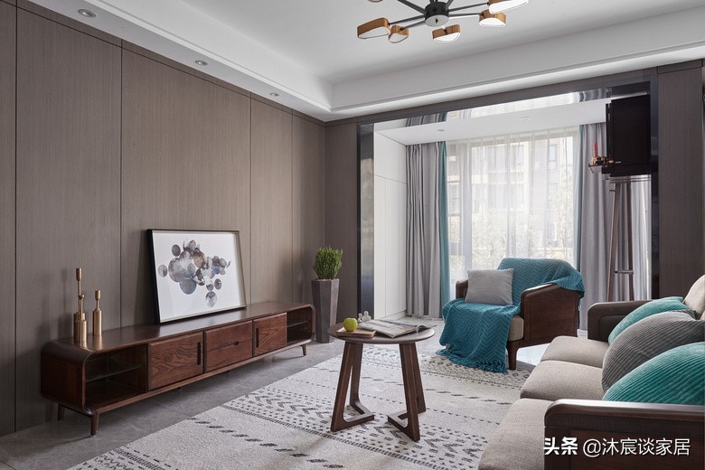 越来越多人喜欢横厅，看完她家，发现不是一般的大气，简约又高级