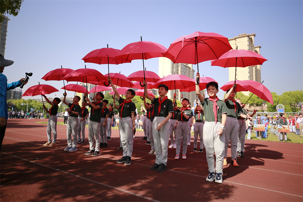 在庆祝建党百年之际,507班的同学们追寻着前辈们奋斗的足迹,努力争做