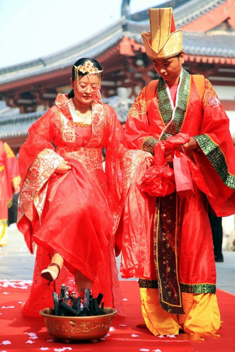 结婚跨火盆,火盆应该放在那 -生活知识库-动动脑