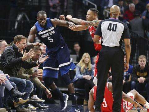 为什么nba投篮手心不空(NBA也有穷人？勇士小将吐槽小费，再看看波波维奇，贫富差距？)