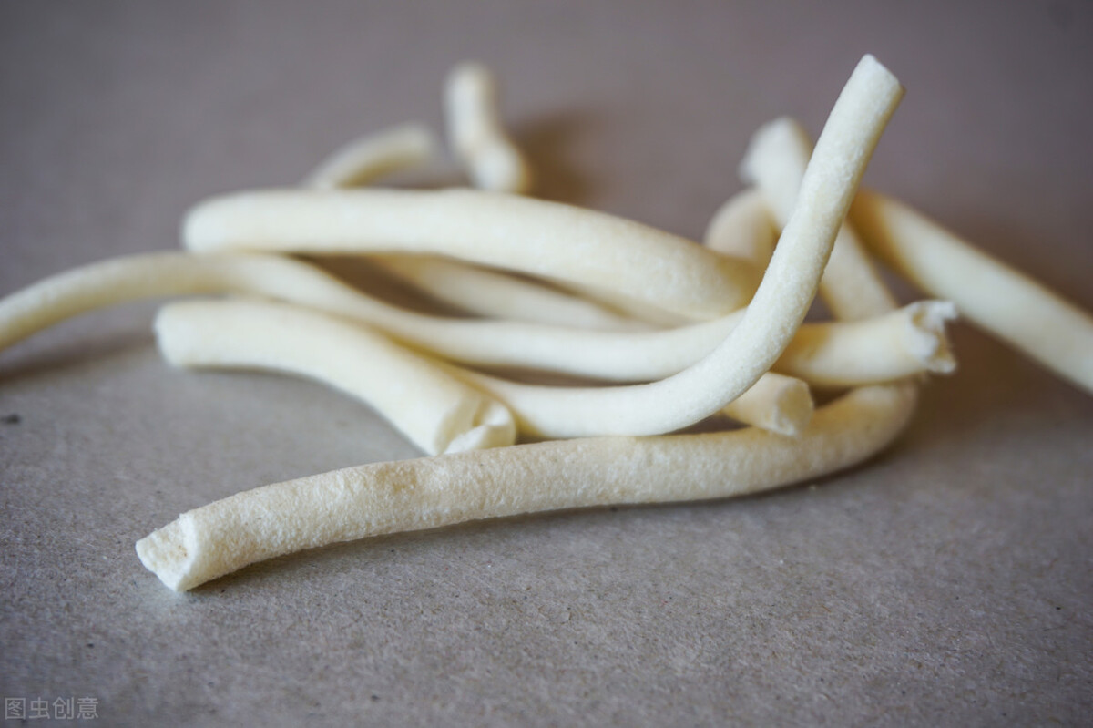 又称白通草,离南,活脱,始载于《神农本草经》,秋季选择生长2——3年的