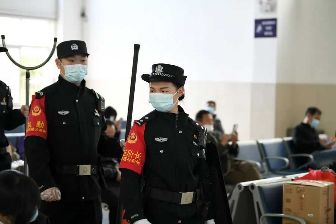 23年后，抱树女孩成为一名铁路女警！