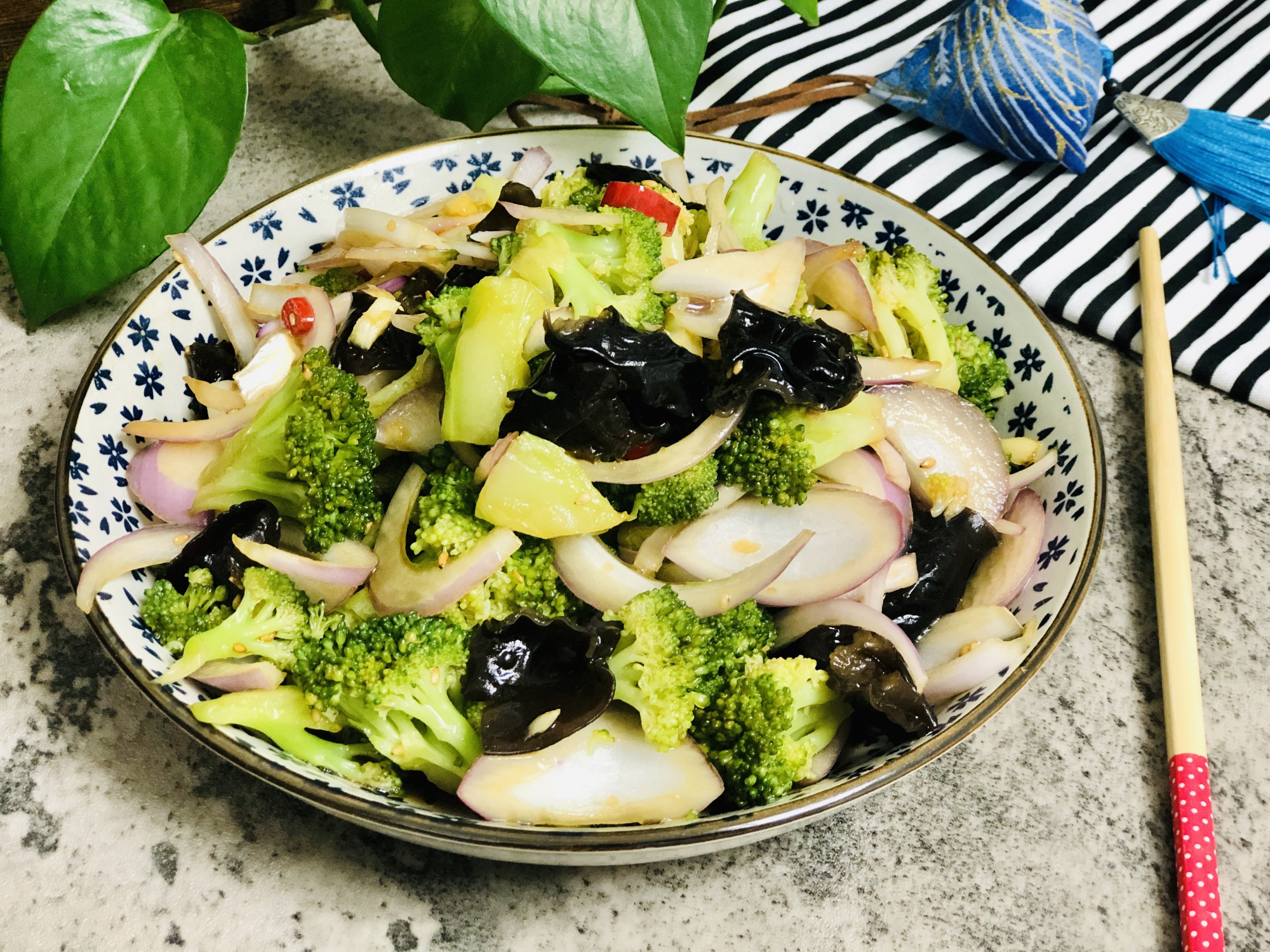 西兰花只用清水冲洗可不行，多加这几个步骤，灰尘虫卵全部跑出来