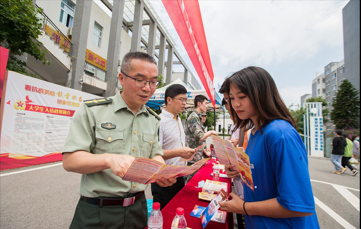 女大学生21岁报名当兵，有3方面优势，学生和家长须知