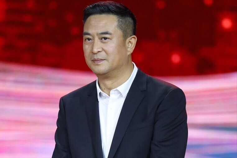 国字脸适合什么发型（国字脸如何留出帅气的小背头发型）