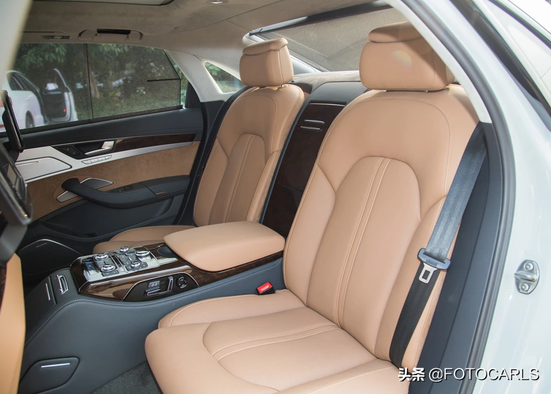 W12版奥迪A8L实拍，最迷人的前脸大灯，比同年奔驰S600L更阔气