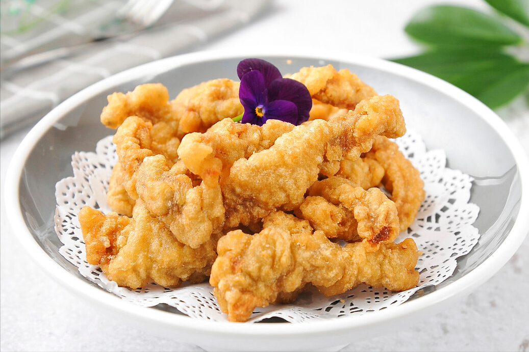 炸酥肉,用淀粉还是面粉?大厨教你一招,外酥里嫩,酥脆不回软