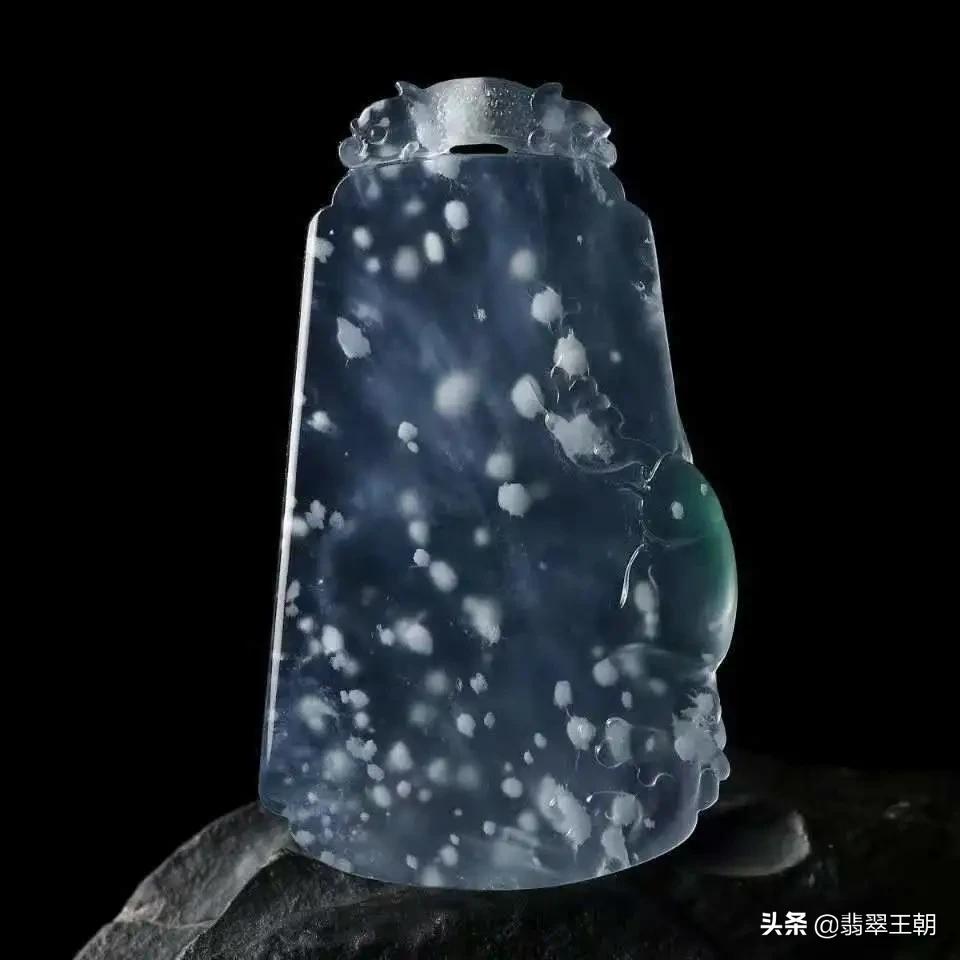 暖春、炎夏、金秋、寒冬，翡翠亦有分明的“四季”，缤纷的色彩