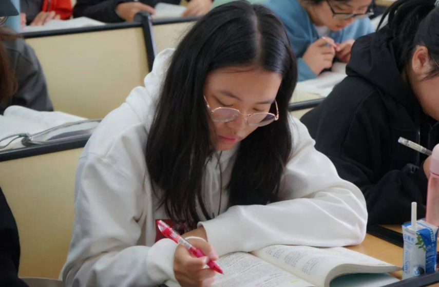 未来十年女生很吃香的专业，收入高且发展好，家有女儿可留意