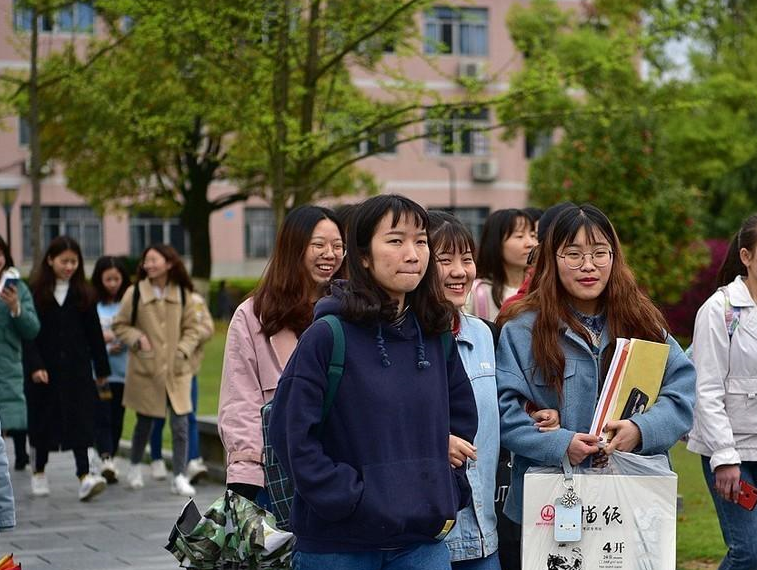 大学生4字请假理由，老师不得不批，小学生表示：我想长大