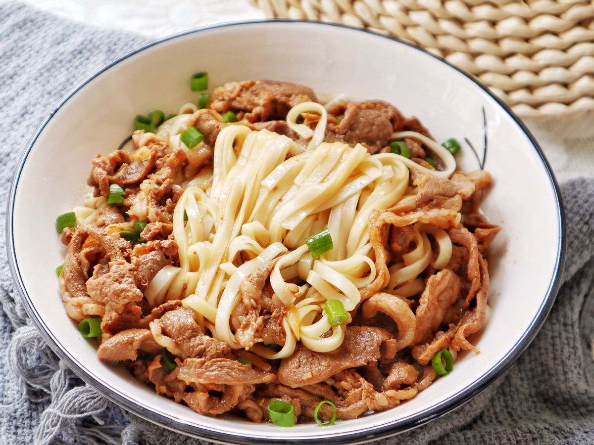 羊肉面条的做法家常（教你做简单快手汤鲜肉嫩的羊肉面）