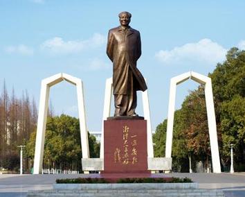 这所日渐式微的一本高校，还能“醒来”吗