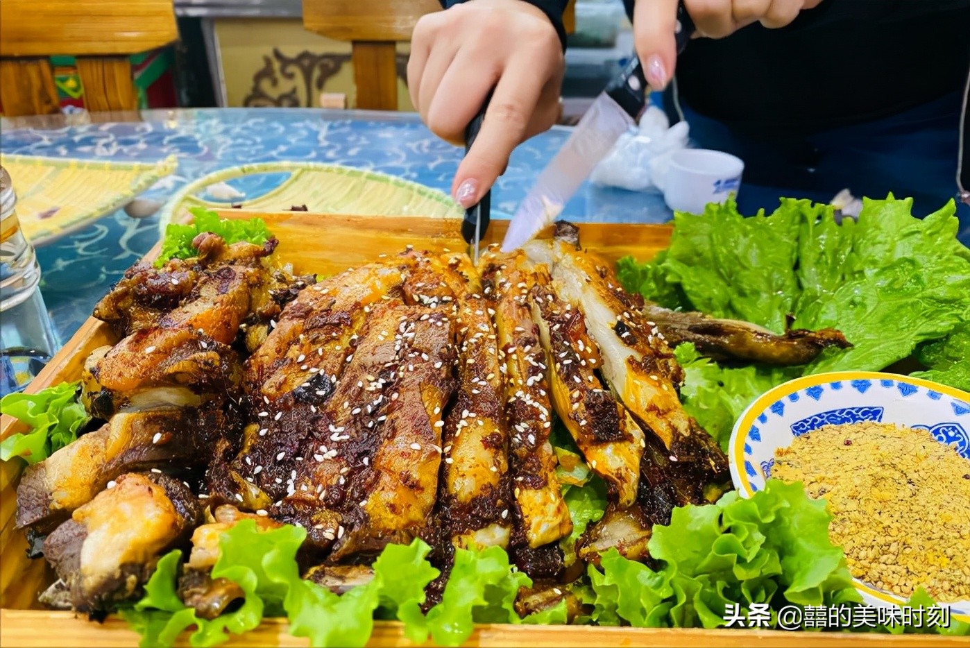 内蒙古县城里的小饭馆，菜量大到惊人，外地游客却无福消受