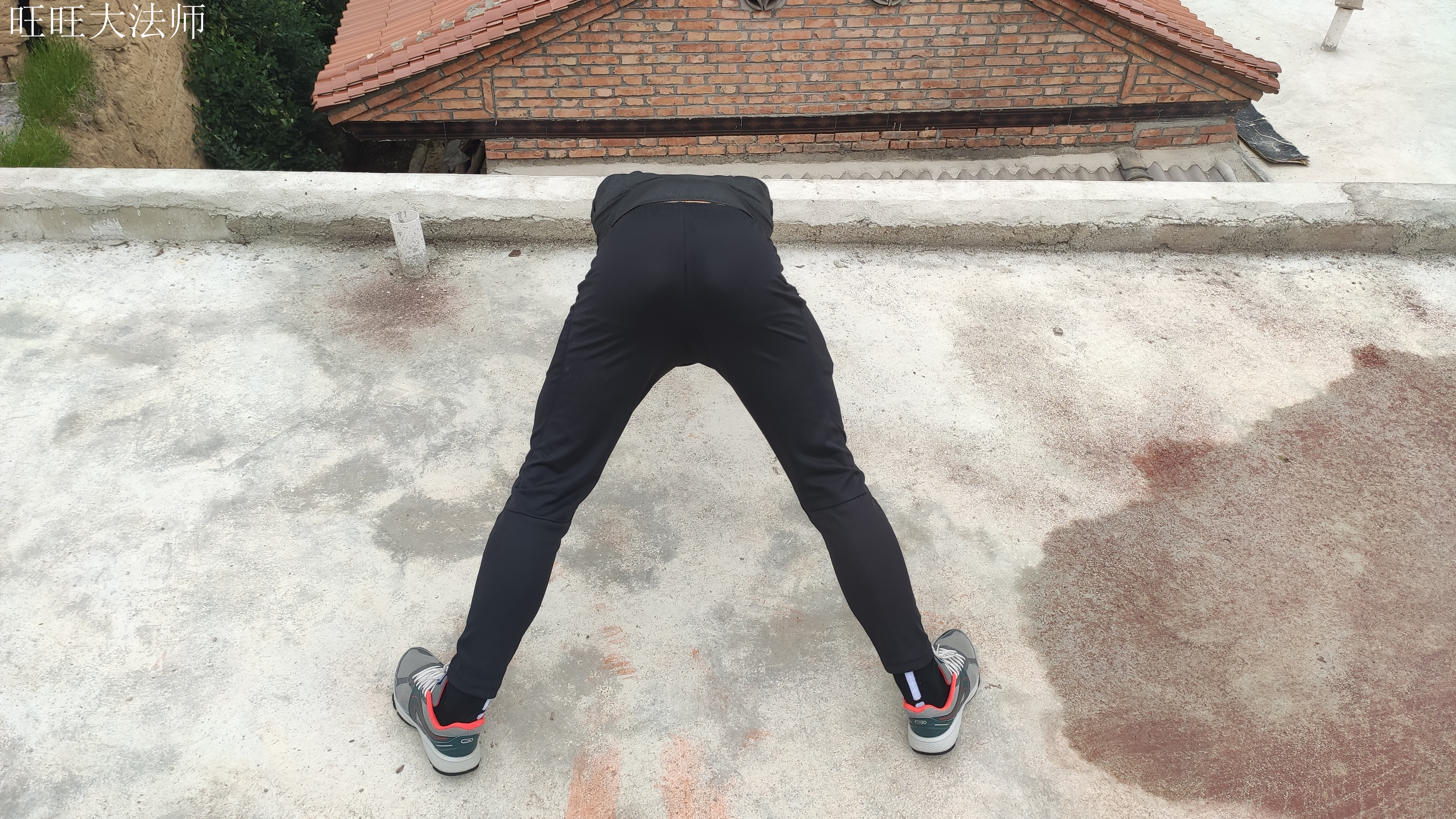 站姿腹肌轮怎么练？你只需要3个技巧，以后腹肌轮就不用跪着做了