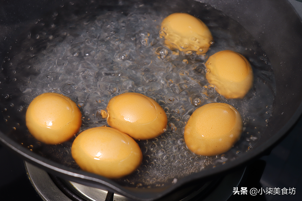 煮鸡蛋时，不能只用清水，多加2样东西，蛋壳好剥，蛋黄又香又嫩