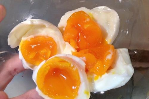 煮鸡蛋时用冷水还是热水？有个关键步骤别做错，否则容易残留细菌