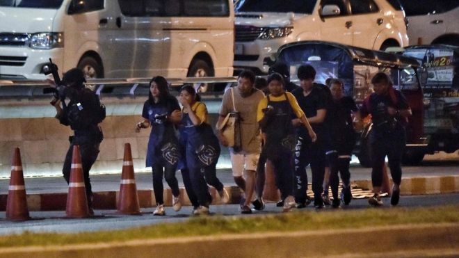 泰国史无前例枪击案：一军人商场内疯狂射杀平民，与警方对峙10余小时后被击毙，共造成30人死亡 