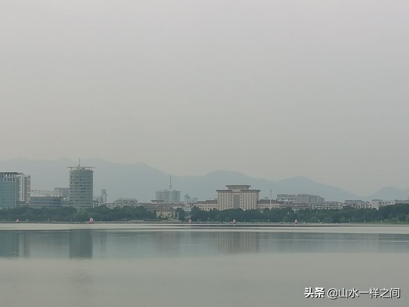 湖水淡淡，时光清浅，任岁月苍茫