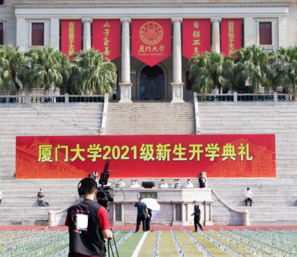 厦大开学典礼惹争议，为啥现场摆满“矿泉水”，新生无一人到场？