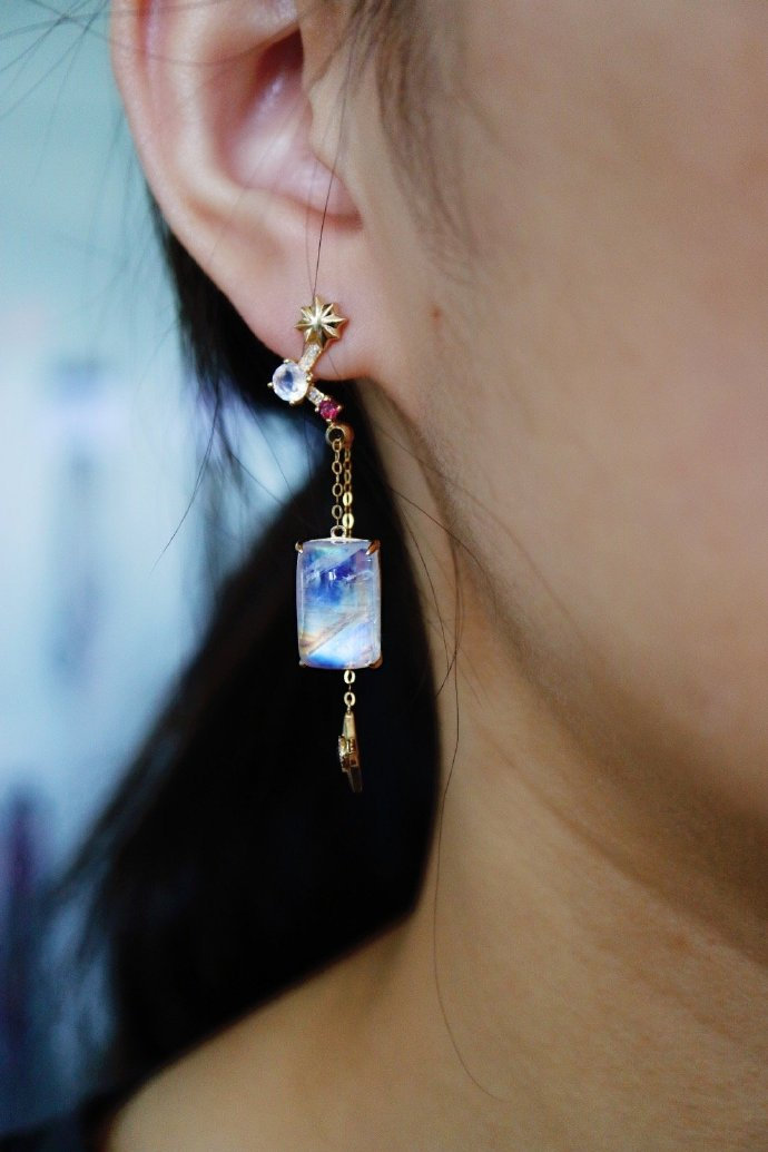 拉长石（灰月光石）和月光石哪个贵？