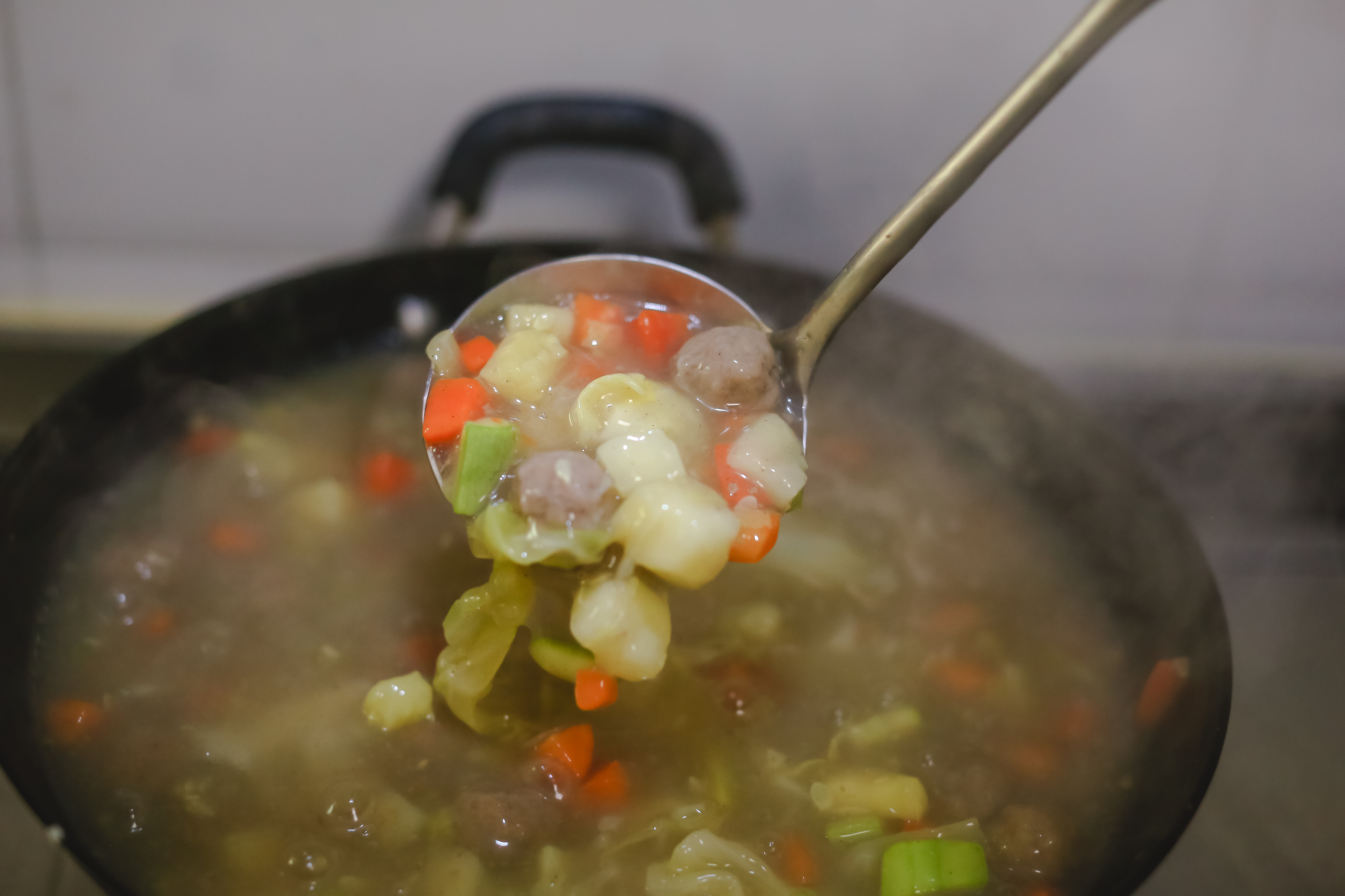 肉丸胡辣汤的制作方法（美味鲜香的肉丸胡辣汤烹饪方法）