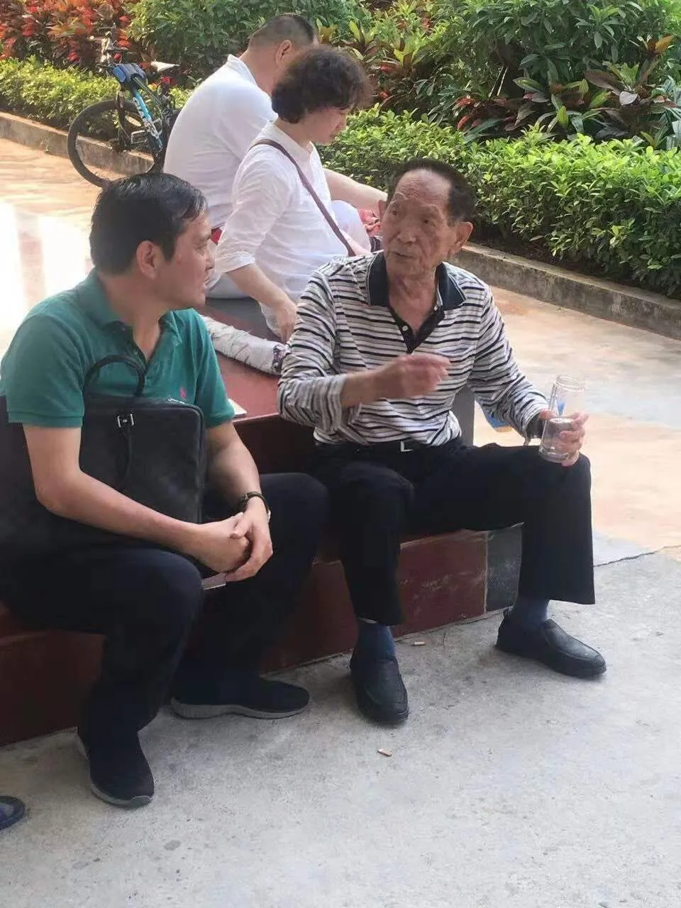 “把先生未竟的事业发扬光大！”