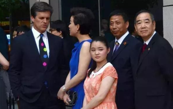 杨澜24岁儿子照片曝光，长相清秀不像爸爸，与人交谈母亲眼神紧跟