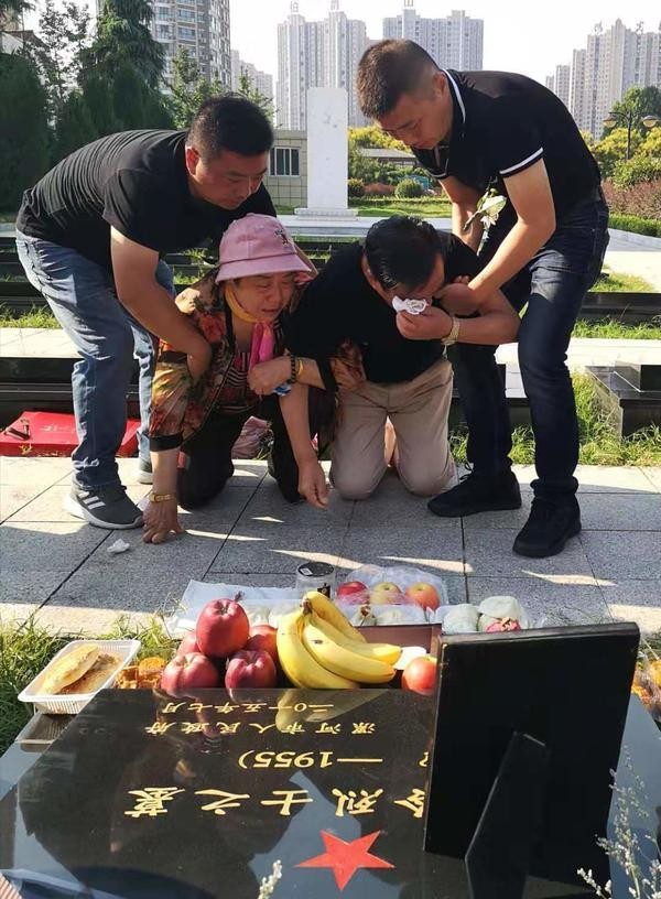 她23岁为国牺牲，初恋为其守墓一生未婚，弟弟苦寻64年在墓地痛哭