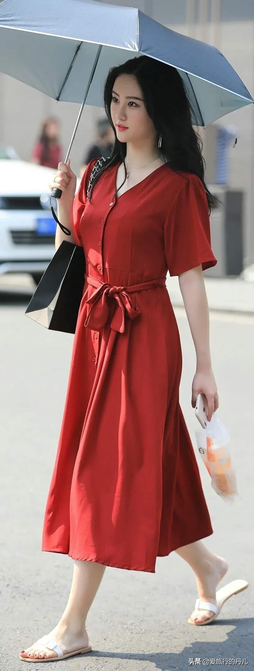 美女真会穿，一袭红色连衣裙高贵优雅，意外穿出了高级感
