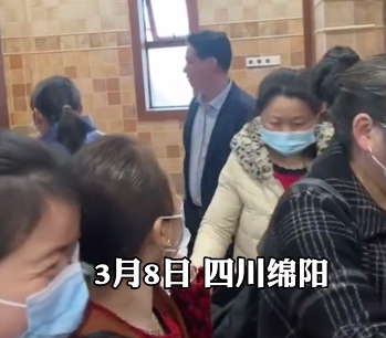 四川一景区3.8节厕所翻车，女人为入厕攻陷男厕所，上厕所的男人们慌了....