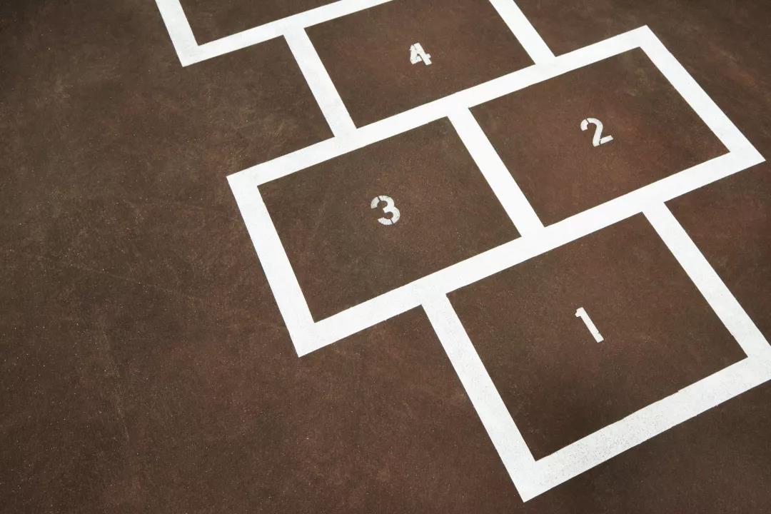 哪些運動適合兒童在家做？17個室內遊戲好玩又科學，陪孩子練起來
