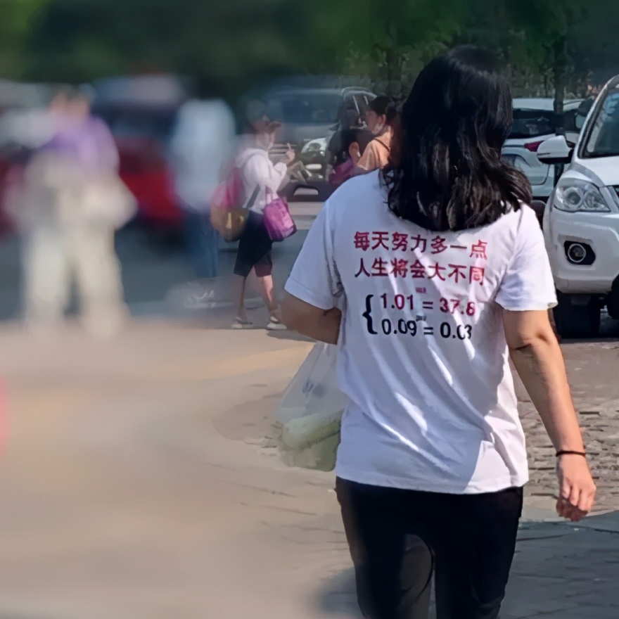 这些衣服的slogan不止酷，还有态度