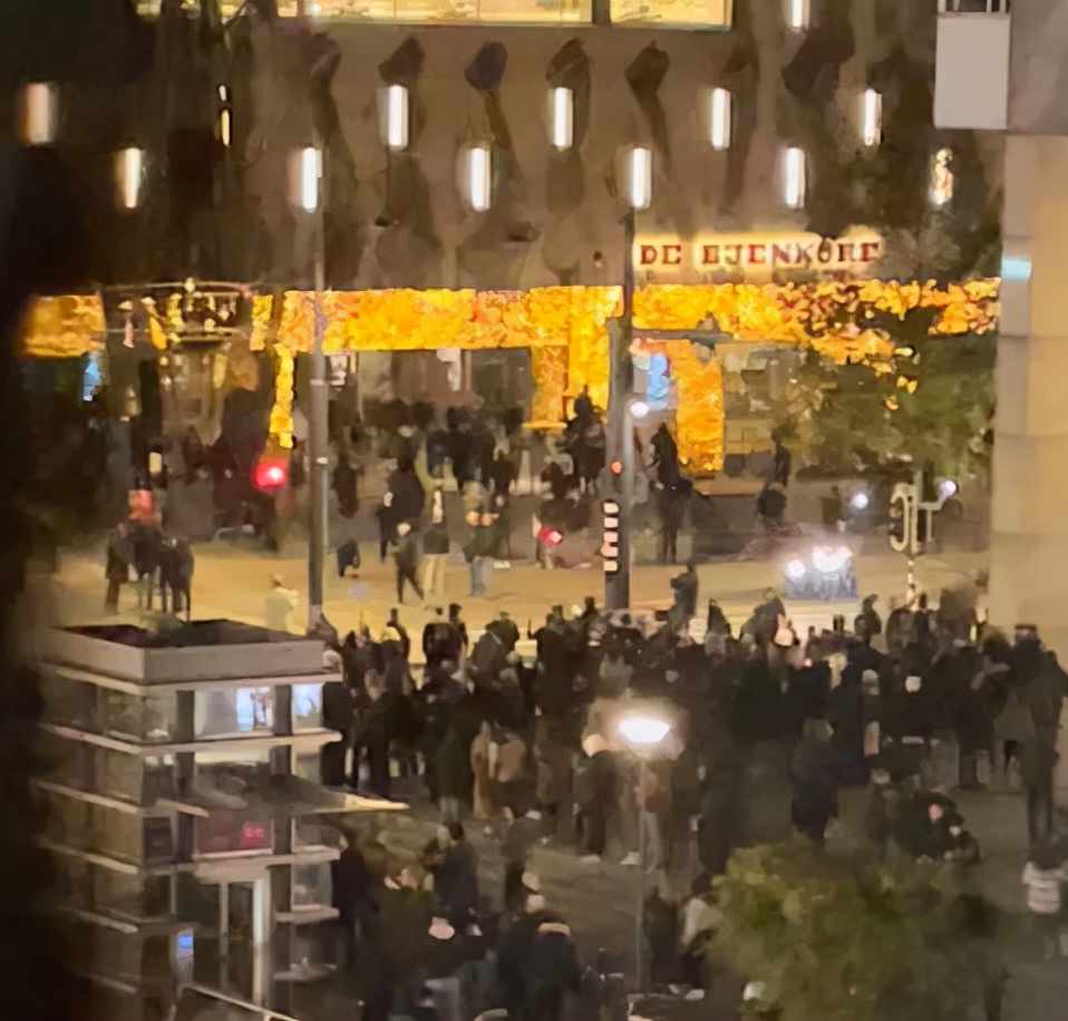 19岁女孩拍X光被要求脱光上衣，涉事医院回应【看世界·新闻早知道】